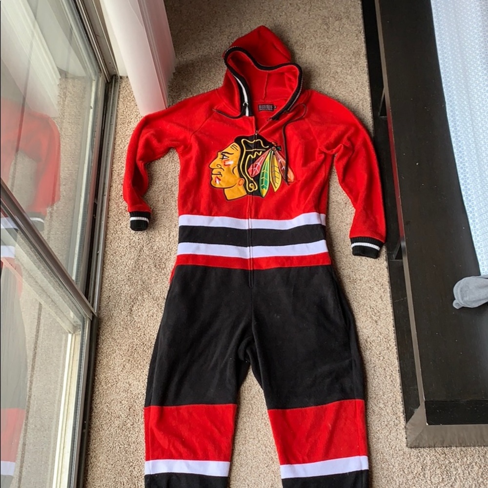 Blackhawks onesie / adult Medium